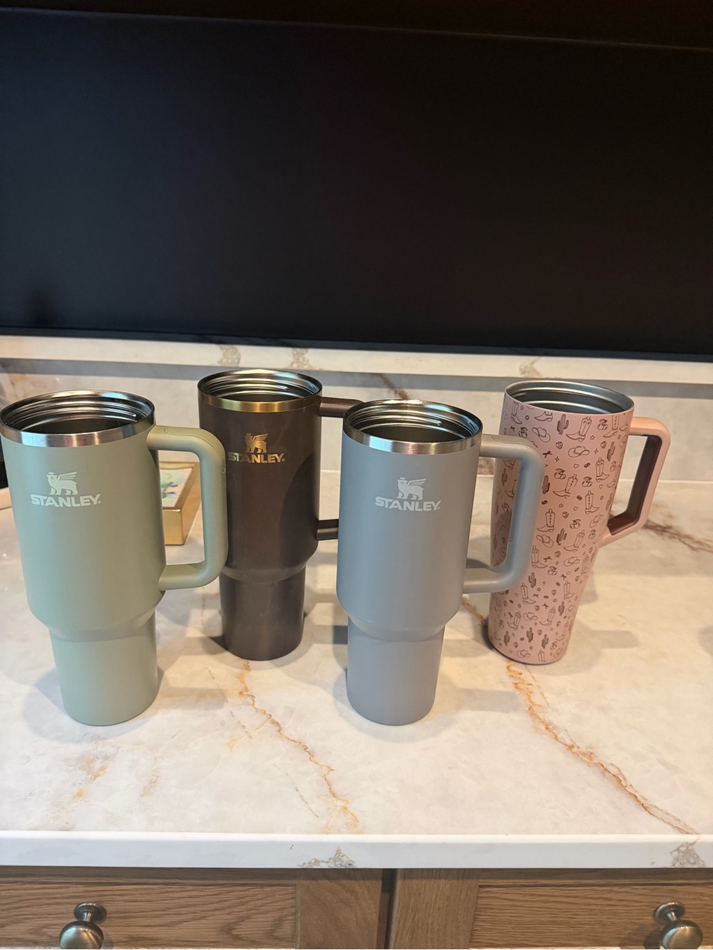 4 Cups with Lids and Straws